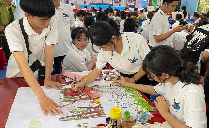 Các thí sinh Trường THPT Tôn Đức Thắng đang thực hiện tác phẩm vẽ tranh. Ảnh: Xuân Định.