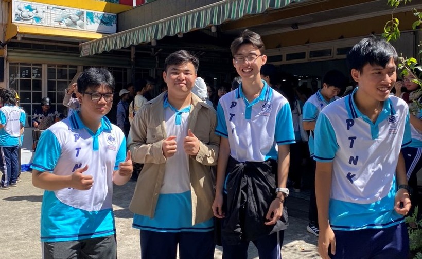 Huy (thứ 2 từ trái qua) cùng bạn học trong một chuyến trải nghiệm tại tỉnh Lâm Đồng.