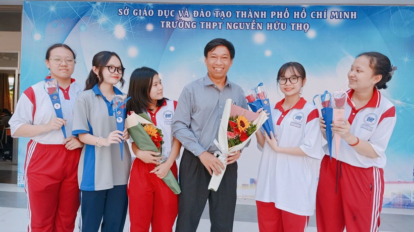 Thầy Đỗ Đình Đảo cùng các em học sinh Trường THPT Nguyễn Hữu Thọ. Ảnh: P.Vy.