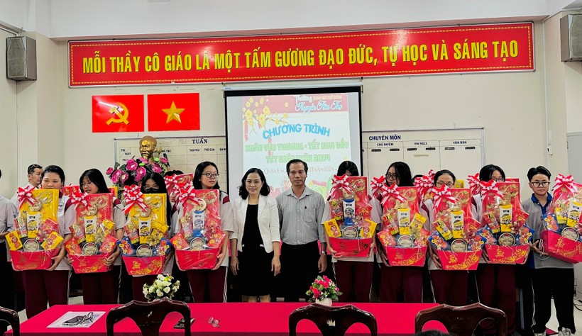 Trường THPT Nguyễn Hữu Thọ tặng quà Tết năm 2024 cho học sinh. Ảnh: NTCC.