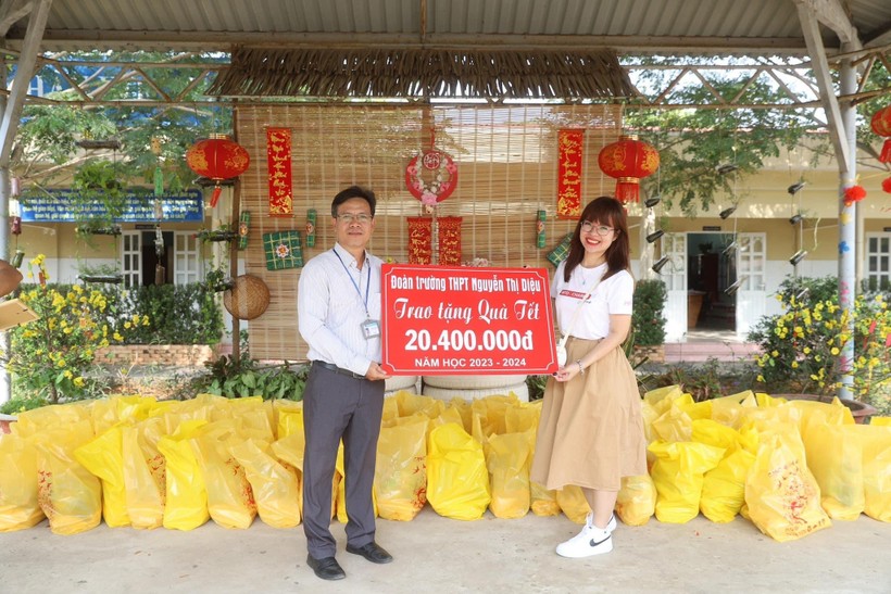 Cô Nguyễn Thị Tường Minh, Phó Hiệu trưởng Trường THPT Nguyễn Thị Diệu (quận 3) trao 68 phần quà Tết cho học sinh Trường tiểu học Doi Lầu (huyện Cần Giờ).