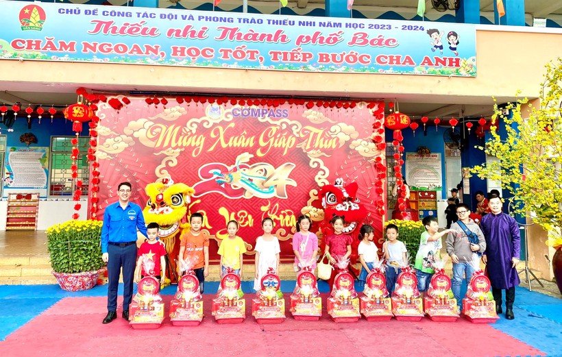 Học sinh Trường tiểu học Nguyễn Thanh Tuyền nhận quà Tết.