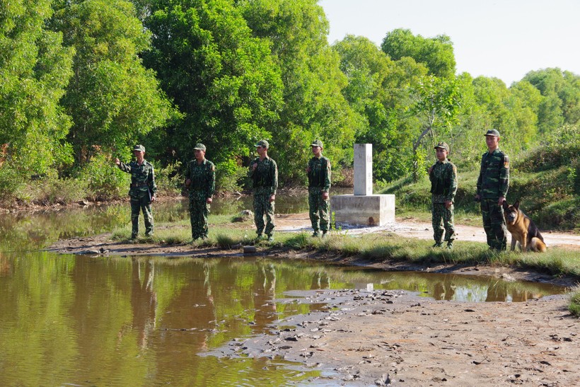 Những người lính Biên phòng Kiên Giang luôn thực hiện nghiêm chế độ trực sẵn sàng chiến đấu, tuần tra bảo vệ đường biên, cột mốc. (Ảnh: LAT)