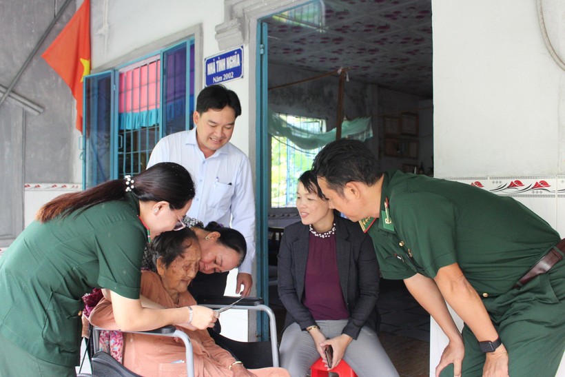 Bộ đội Biên phòng Kiên Giang luôn làm tốt công tác chăm lo cho các gia đình chính sách và người nghèo trên địa bàn biên giới của tỉnh. (Ảnh: LAT)