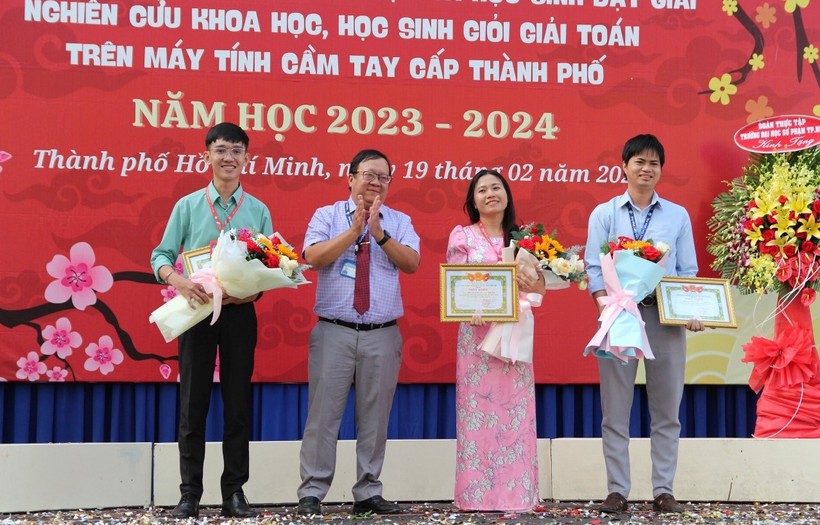 Thầy Trần Nghĩa Nhân trao khen thưởng cho các giáo viên.
