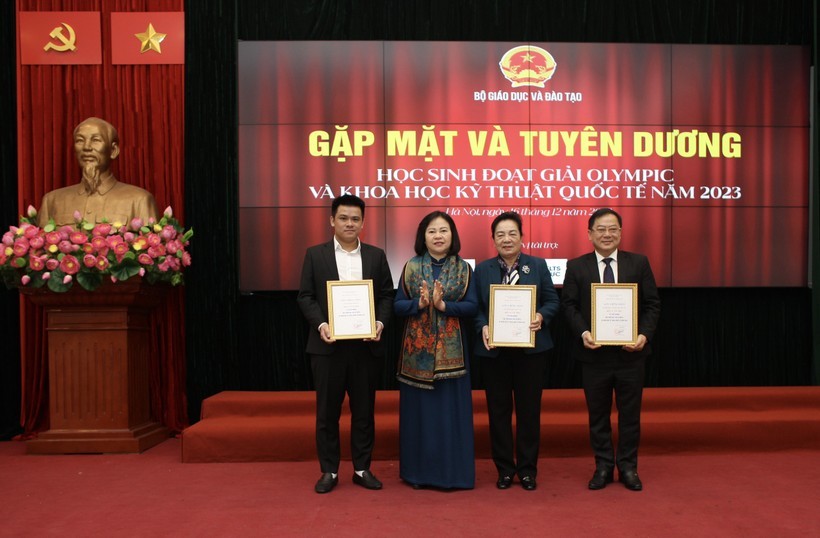 Thứ trưởng Bộ Giáo dục và Đào tạo Ngô Thị Minh trao bằng khen Lê Đình Lực (trái) - Ảnh: NVCC.