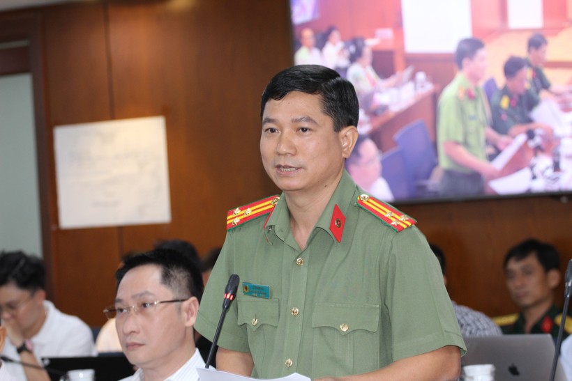 Thượng tá Lê Mạnh Hà thông tin tại buổi họp báo.