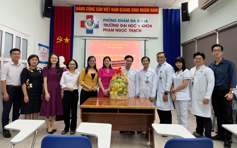 Lãnh đạo Đảng ủy Khối chúc mừng lãnh đạo Phòng Khám đa khoa Trường ĐH Y khoa Phạm Ngọc Thạch.