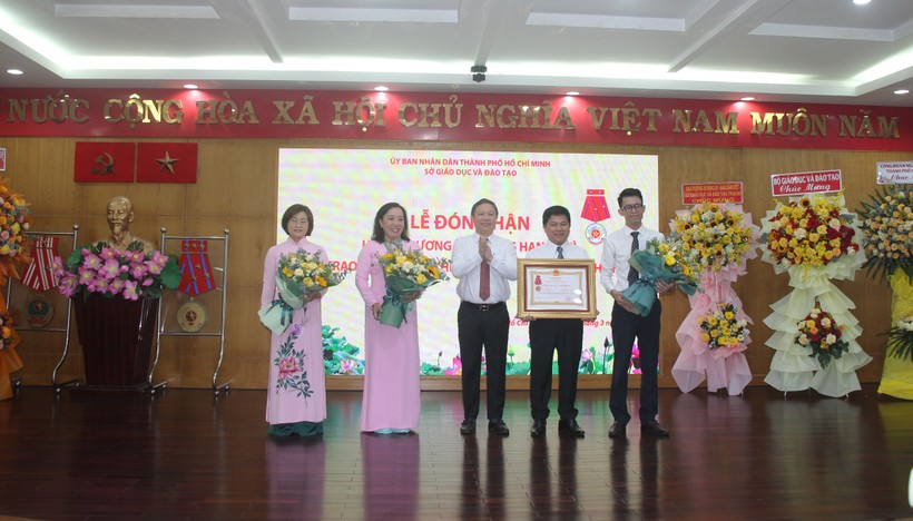 Ông Dương Anh Đức trao Huân chương lao động hạng nhì của Chủ tịch Nước cho Văn phòng Sở GD&ĐT TPHCM.