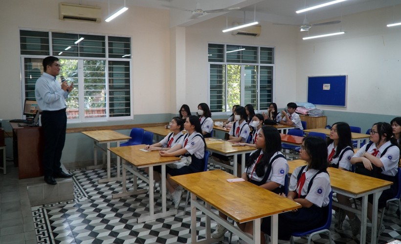 Học sinh chăm chú nghe giáo viên Trường THPT Lê Quý Đôn chia sẻ.