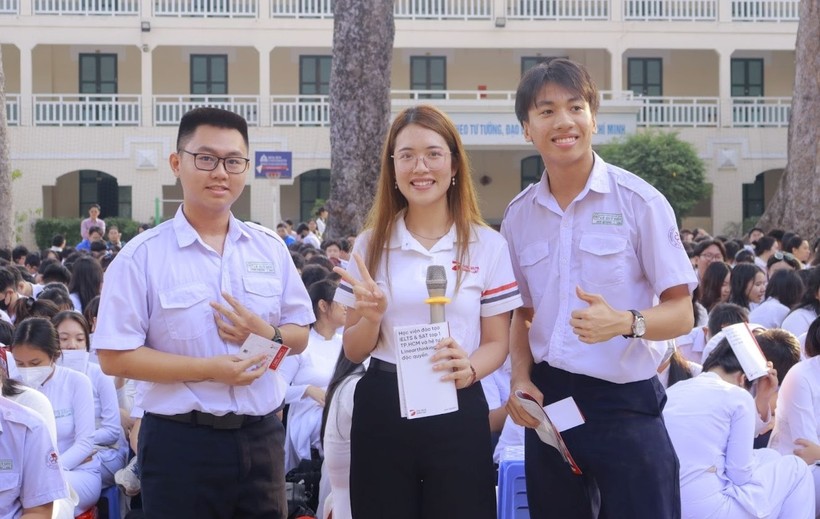Học sinh trường THPT Lê Quý Đôn hào hứng khi nhận quà từ DOL English.