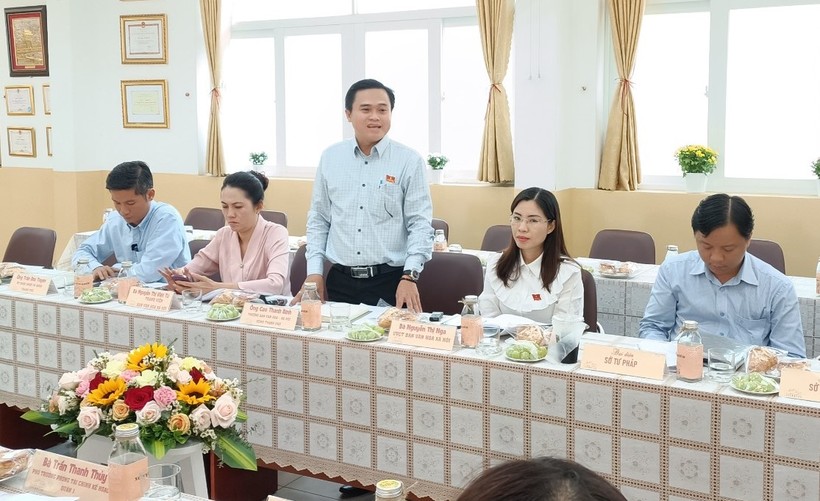 Trưởng ban Văn hóa - Xã hội, HĐND TPHCM Cao Thanh Bình trao đổi tại buổi làm việc.