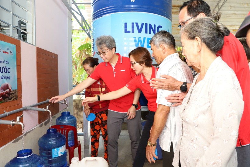 Người dân xã Tân Thủy (huyện Ba Tri, Bến Tre) vui mừng khi có nước sạch sử dụng.