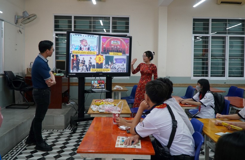 Học sinh THCS đến tham quan và học thử tại Trường THPT Lê Quý Đôn.
