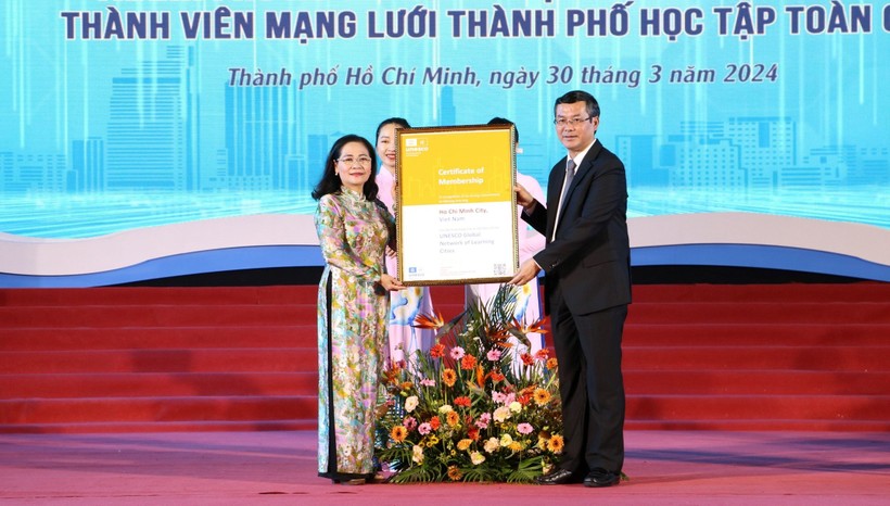 Ông Nguyễn Văn Phúc - Thứ trưởng Bộ GD&ĐT trao Chứng nhận thành phố học tập toàn cầu của UNESCO cho bà Nguyễn Thị Lệ - Phó Bí thư Thành ủy, Chủ tịch HĐND TPHCM.
