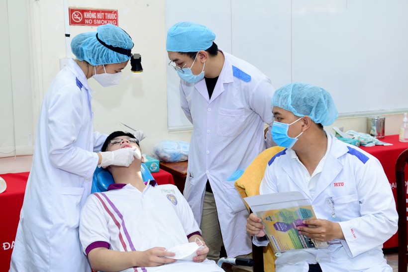 Sinh viên Khoa RHM HIU trong một buổi khám răng thiện nguyện cho học sinh THPT.
