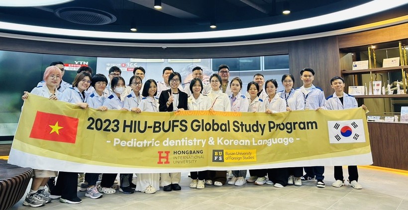 Sinh viên khoa RHM HIU trong chuyến đi thực hành và học tập tại các bệnh viện nha khoa của Hàn Quốc.