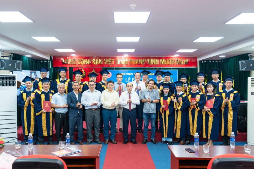 PGS.TS Lương Thế Dũng - Phó Giám đốc Học viện dự lễ bế giảng trao bằng Thạc sĩ năm 2023.
