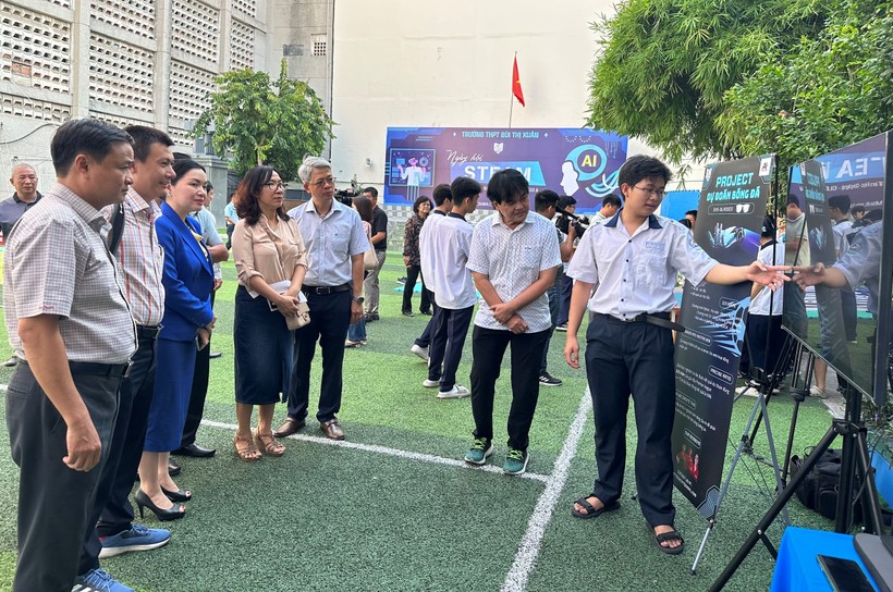 Học sinh Trường THPT Bùi Thị Xuân tự tin giới thiệu sản phẩm của mình.