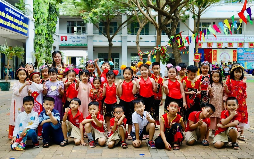 Cô trò Trường tiểu học Lê Văn Việt háo hức trong ngày nhà trường tổ chức lễ giỗ Tổ.