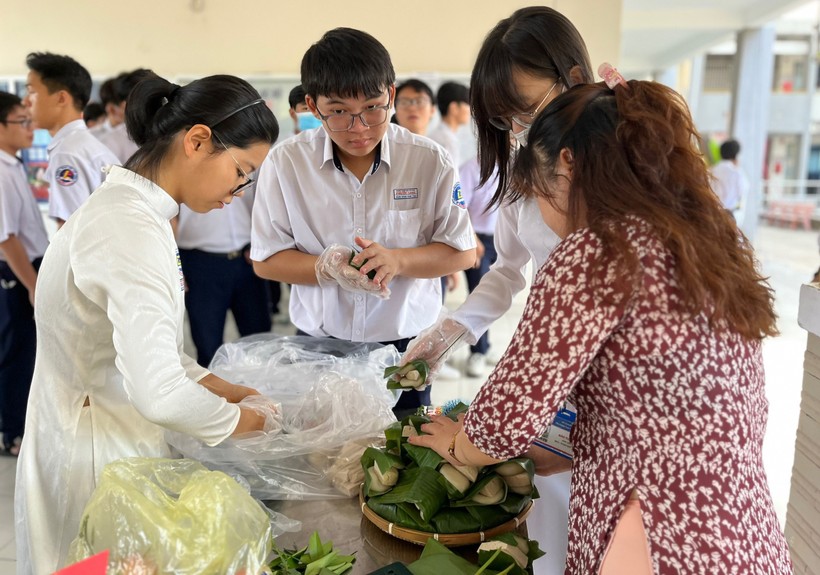 Các em học sinh Trường THPT Phước Long cùng thầy cô chuẩn bị mâm cúng có đầy đủ hoa quả, bánh giầy, bánh chưng...