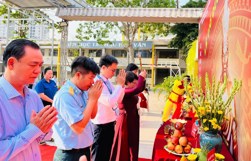 Ban Giám hiệu Trường THPT Phước Long và các đại biểu thắp hương hướng về Quốc tổ Hùng Vương.
