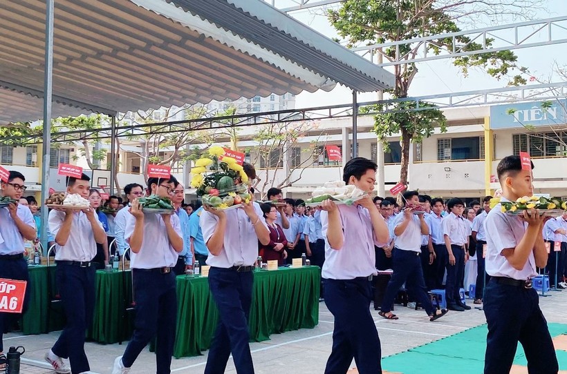 Các mâm lễ vật được thầy cô và học sinh Trường THPT Phước Long chuẩn bị chu đáo để tỏ lòng thành kính với các Vua Hùng.