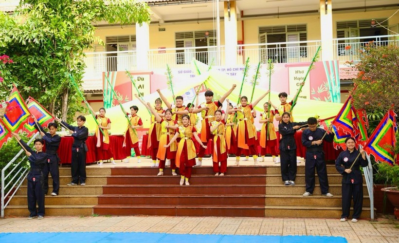 Học sinh Trường THPT Đào Sơn Tây (TP Thủ Đức) biểu diễn văn nghệ mừng giỗ Tổ Hùng Vương.