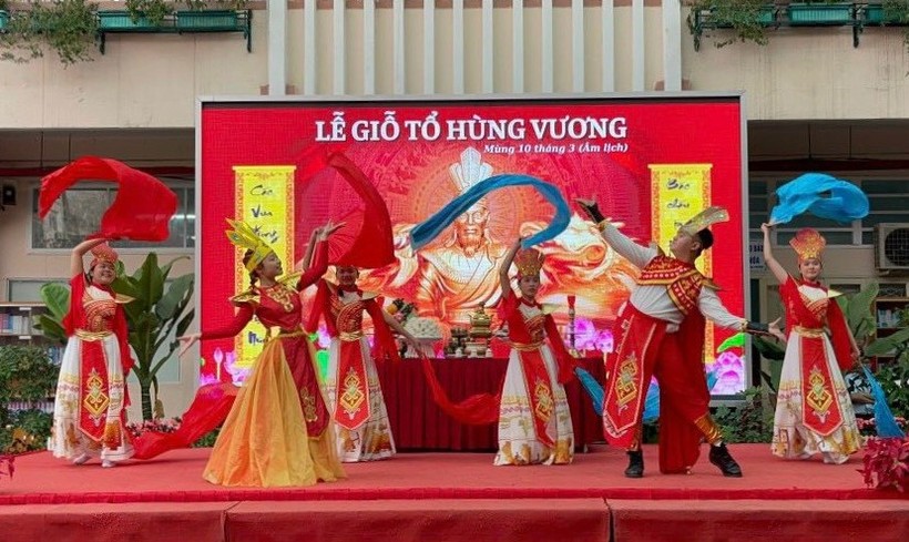 Tiết mục văn nghệ do học sinh Trường THCS Minh Đức (quận 1) biểu diễn trong buổi lễ giỗ Tổ Hùng Vương.
