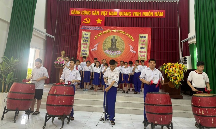 Học sinh Trường Phổ thông đặc biệt Nguyễn Đình Chiểu (quận 10) biểu diễn văn nghệ trong ngày nhà trường tổ chức giỗ Tổ.