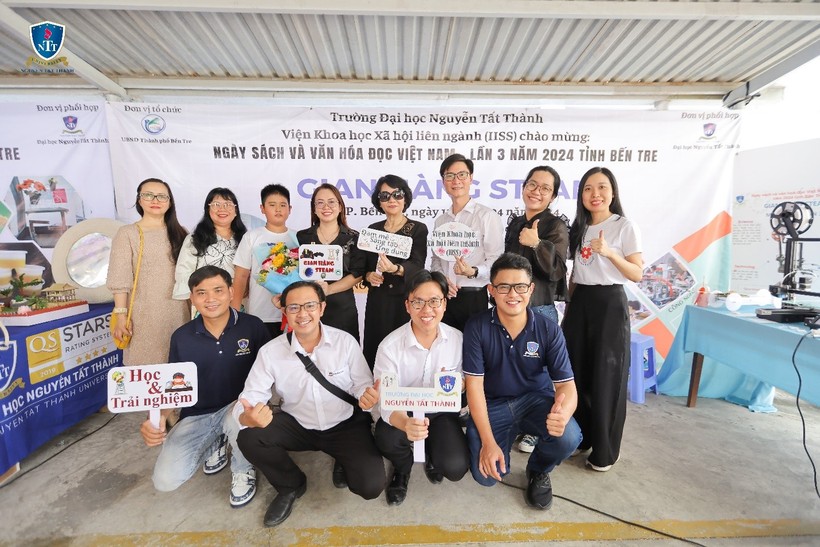 Tập thể lãnh đạo, giảng viên và cán bộ nghiên cứu trường Đại học Nguyễn Tất Thành tham dự ngày hội STEM tại Bến Tre.