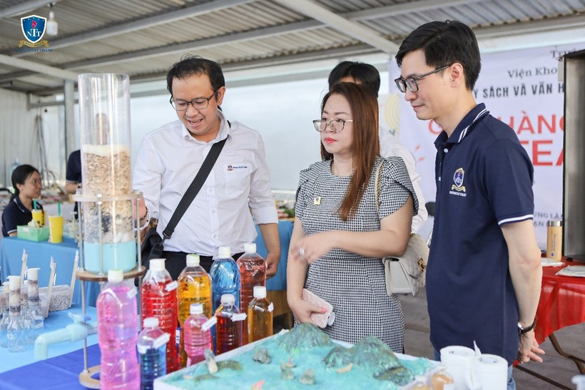 TS. Nguyễn Lan Phương (đứng giữa) với mô hình “Cột lọc nước từ nguồn nguyên liệu rẻ tiền trong tự nhiên”.
