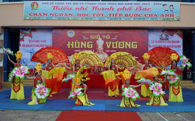 Tiết mục văn nghệ đặc sắc mừng lễ giỗ Tổ Hùng Vương của học sinh Trường tiểu học Nguyễn Thanh Tuyền.