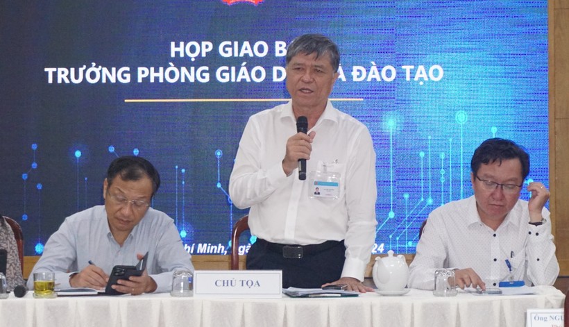 Ông Nguyễn Văn Hiếu, Giám đốc Sở GD&ĐT TPHCM phát biểu tại cuộc họp.