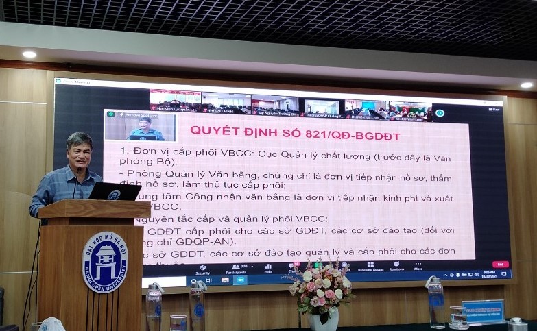 Ông Nguyễn Đại Dương, Trưởng phòng Quản lý văn bằng chứng chỉ, Cục Quản lý chất lượng báo cáo chuyên đề tại tập huấn.