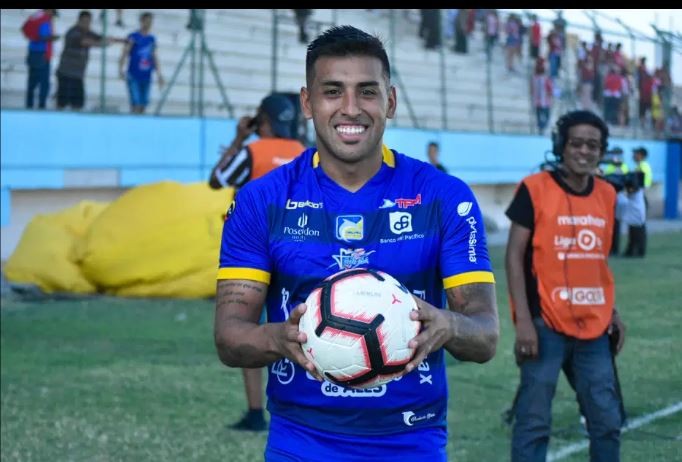 Cầu thủ Sergio Lopez bị phạt 1.200 USD vì hôn lên bóng ở Ecuador.