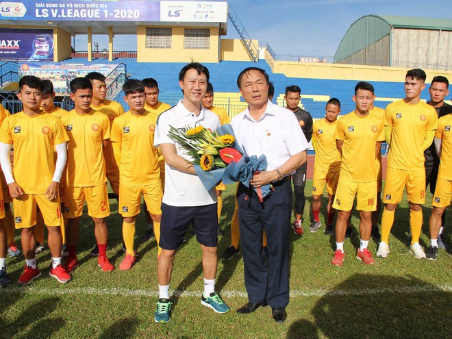 Bầu Đệ tặng hoa cho HLV Nguyễn Thành Công khi mới nhậm chức tại CLB Thanh Hoá hồi tháng 6.