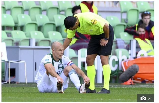 Trọng tài an ủi khi “đôi chân pha lê” Robben dính chân thương.