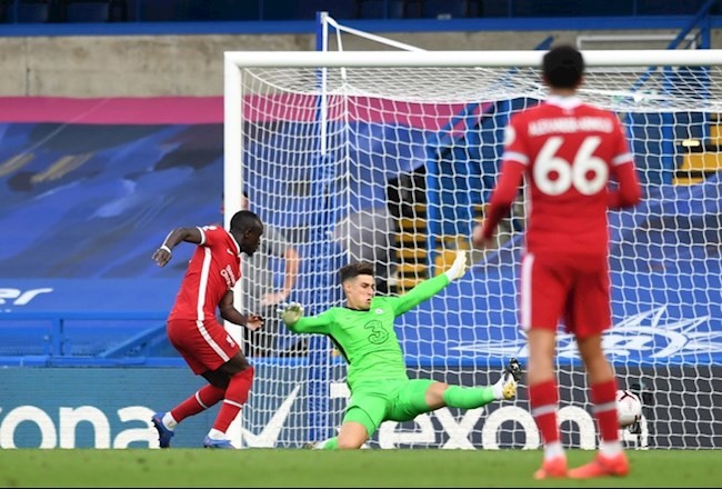 Sai lầm của thủ môn Kepa bị Mane trừng phạt bằng bàn ấn định tỷ số 2-0 cho Liverpool.