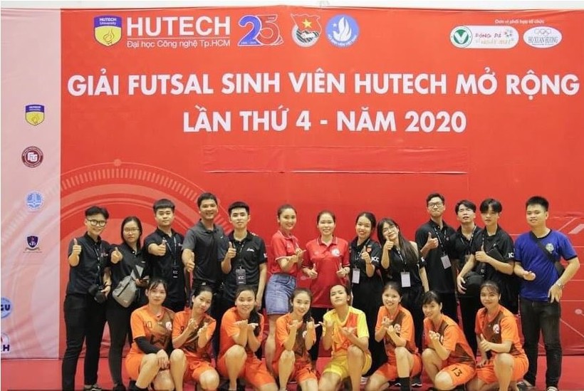Thành viên đội bóng nữ của IUH tham dự giải Hutech năm 2020.