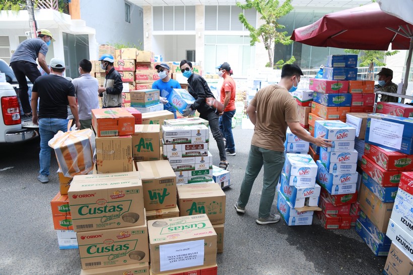 Nhiều cá nhân, tổ chức, nhà hảo tâm đã hỗ trợ nhu yếu phẩm cần thiết cho các bệnh viện ở Đà Nẵng bị phong tỏa, trong những ngày chống dịch Covid-19.