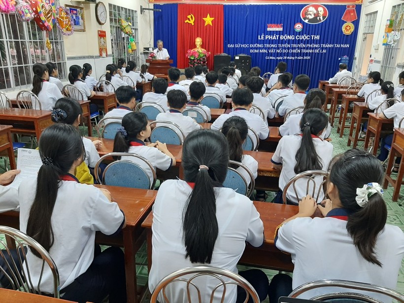 Ông Tạ Đức Hùng, HT trường THCS Võ Thị Sáu, TP Cà Mau phát động cuộc thi sáng ngày 28/9/2020.