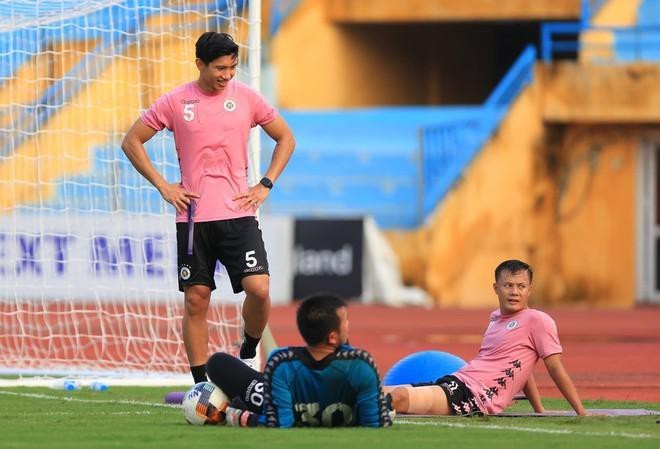 Văn Hậu đã có buổi tập đầu tiên với Hà Nội FC kể từ ngày 7/9.