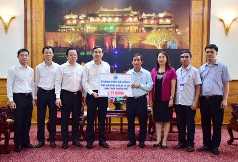 Đại diện đoàn lãnh đạo Đà Nẵng trao 2 tỷ ủng hộ Thừa Thiên Huế khắc phục hậu quả do bão số 5 gây ra.