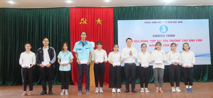Anh Nguyễn Mạnh Dũng (thứ 5, từ phải sang) – Bí thư Thành đoàn Đà Nẵng trao học bổng cho các sinh viên.  