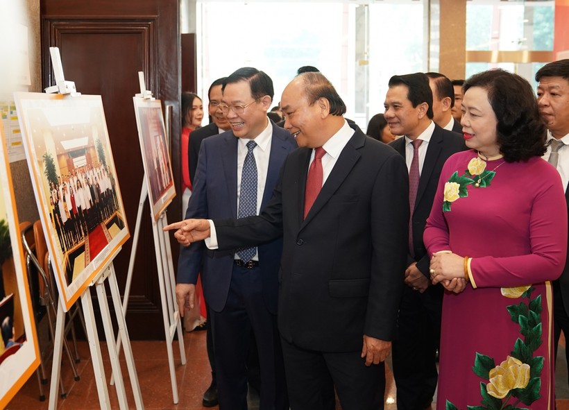 Thủ tướng Nguyễn Xuân Phúc cùng các đại biểu tham quan triển lãm ảnh về kết quả phong trào thi đua yêu nước giai đoạn 2015 - 2020. Ảnh: VGP/Quang Hiếu