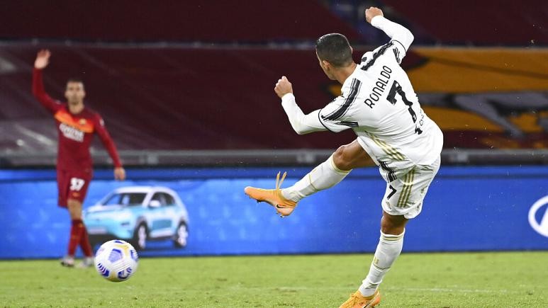 Ronaldo và các đồng đội không tốn giọt mồ hôi nào vẫn “ẵm” trọn 3 điểm trước Napoli.