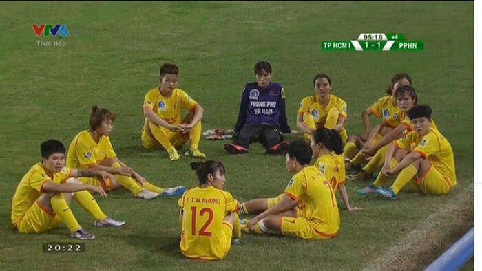Các cầu thủ nữ Phong Phú Hà Nam bỏ ra ngoài ngồi để phản đối quyết định của trọng tài.