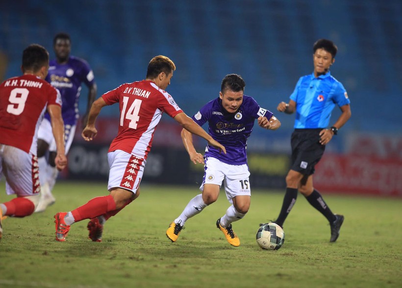 Tiền vệ Quang Hải chói sáng ghi dấu giày trong cả 2 bàn thắng của Hà Nội FC. Ảnh: VPF