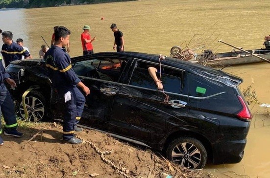 Hiện trường vụ tai nạn ô tô lao xuống sông Mã làm 3 người tử vong. Ảnh: INT